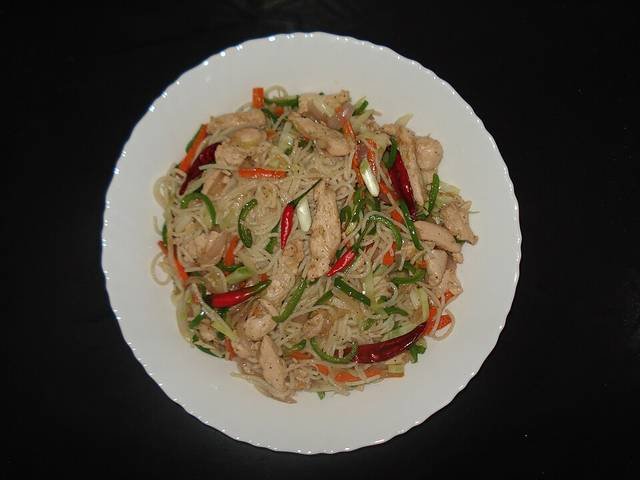 Ingredients and preparation for chicken chow mein