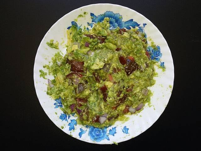 Ingredients and preparation for authentic guacamole