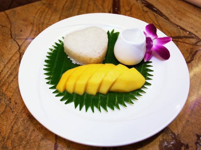 Ingredients and preparation for mango sticky rice