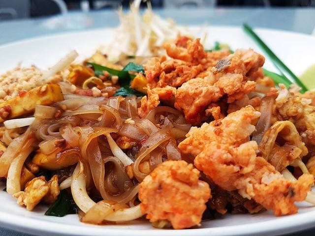 Ingredients and preparation for pad thai
