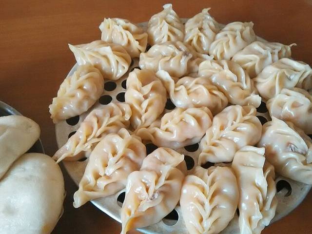 Ingredients and preparation for steamed pork dumplings