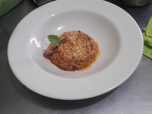 Ingredients and preparation for risotto alla milanese