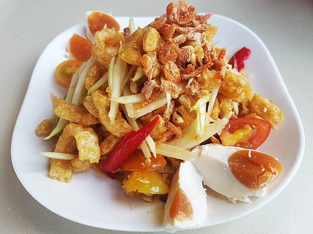 Ingredients and preparation for som tam (green papaya salad)